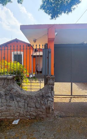Casa à venda com 220m², 2 quartos e 1 vaga Casa à venda com 220m², 2 quartos e 1 vagaFachada