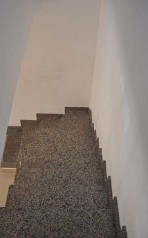 Casa de condomínio para alugar com 123m², 3 quartos e 2 vagasEscada