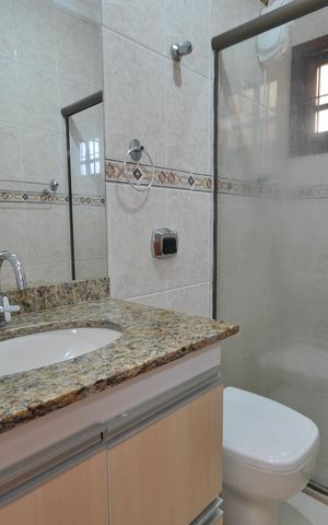 Casa de condomínio para alugar com 123m², 3 quartos e 2 vagasBanheiro da Suíte 1