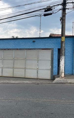 Casa para alugar com 406m², 4 quartos e 6 vagasFachada