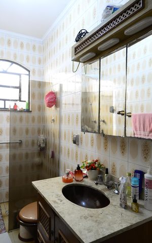 Casa à venda com 250m², 4 quartos e 2 vagasBanheiro