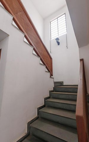 Casa para alugar com 350m², 4 quartos e 4 vagas Casa para alugar com 350m², 4 quartos e 4 vagasEscada
