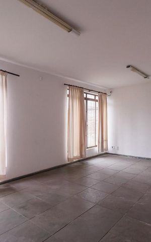 Casa para alugar com 350m², 4 quartos e 4 vagas Casa para alugar com 350m², 4 quartos e 4 vagasSala