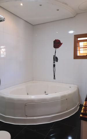 Casa à venda com 223m², 3 quartos e 4 vagasBanheiro