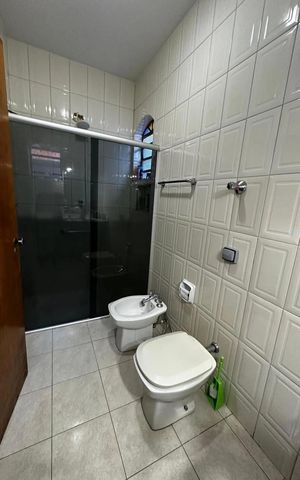 Casa à venda com 300m², 4 quartos e 6 vagas Casa à venda com 300m², 4 quartos e 6 vagasBanheiro 1