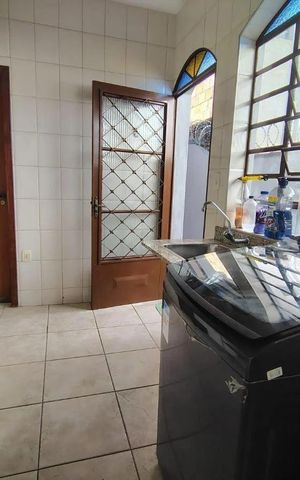 Casa à venda com 300m², 4 quartos e 6 vagas Casa à venda com 300m², 4 quartos e 6 vagasÁrea de Serviço