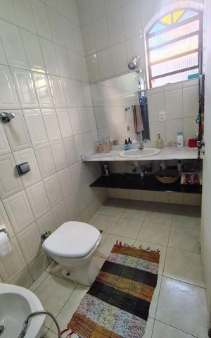 Casa à venda com 300m², 4 quartos e 6 vagas Casa à venda com 300m², 4 quartos e 6 vagasBanheiro 2