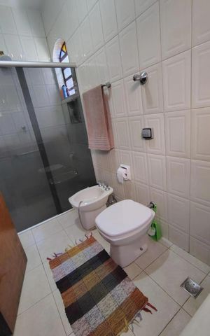 Casa à venda com 300m², 4 quartos e 6 vagas Casa à venda com 300m², 4 quartos e 6 vagasBanheiro 2