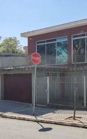 Casa à venda com 250m², 3 quartos e 3 vagas Casa à venda com 250m², 3 quartos e 3 vagasFachada