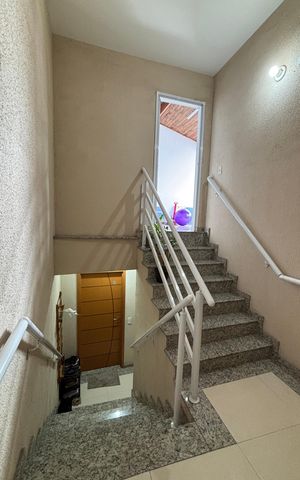 Apartamento à venda com 80m², 2 quartos e 1 vaga Apartamento à venda com 80m², 2 quartos e 1 vagaEscada
