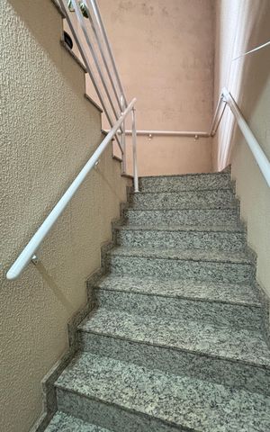 Apartamento à venda com 80m², 2 quartos e 1 vaga Apartamento à venda com 80m², 2 quartos e 1 vagaEscada