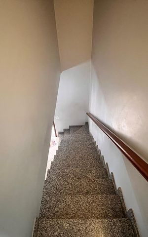 Casa à venda com 250m², 3 quartos e 2 vagas Casa à venda com 250m², 3 quartos e 2 vagasEscada