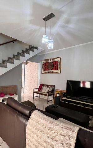 Casa à venda com 250m², 3 quartos e 2 vagas Casa à venda com 250m², 3 quartos e 2 vagasSala