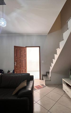Casa à venda com 250m², 3 quartos e 2 vagas Casa à venda com 250m², 3 quartos e 2 vagasSala