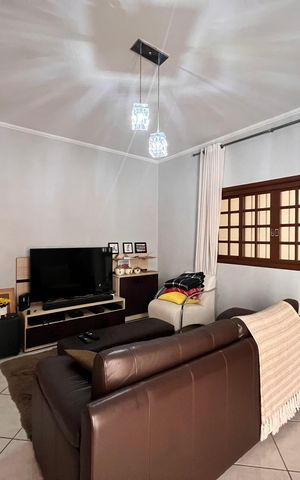 Casa à venda com 250m², 3 quartos e 2 vagas Casa à venda com 250m², 3 quartos e 2 vagasSala