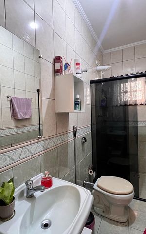 Casa à venda com 250m², 3 quartos e 2 vagas Casa à venda com 250m², 3 quartos e 2 vagasBanheiro 2