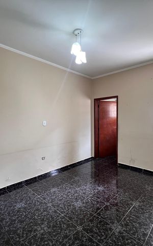 Casa à venda com 250m², 3 quartos e 2 vagas Casa à venda com 250m², 3 quartos e 2 vagasCasa 2 - Quarto