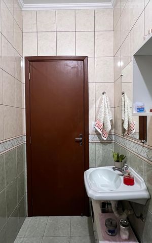 Casa à venda com 250m², 3 quartos e 2 vagas Casa à venda com 250m², 3 quartos e 2 vagasBanheiro 2