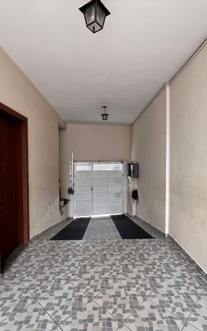 Casa à venda com 250m², 3 quartos e 2 vagas Casa à venda com 250m², 3 quartos e 2 vagasÁrea externa
