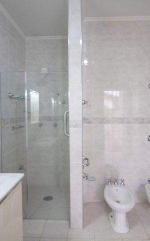 Casa à venda com 350m², 4 quartos e 2 vagas Casa à venda com 350m², 4 quartos e 2 vagasBanheiro Social 2