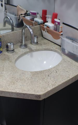 Apartamento à venda com 78m², 2 quartos e 2 vagas Apartamento à venda com 78m², 2 quartos e 2 vagasBanheiro da Suíte