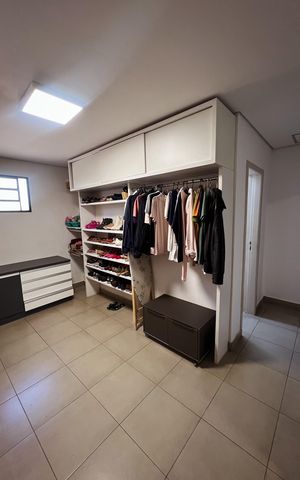Casa à venda com 450m², 3 quartos e 5 vagas Casa à venda com 450m², 3 quartos e 5 vagasCloset