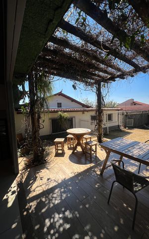 Casa à venda com 450m², 3 quartos e 5 vagas Casa à venda com 450m², 3 quartos e 5 vagasÁrea Externa