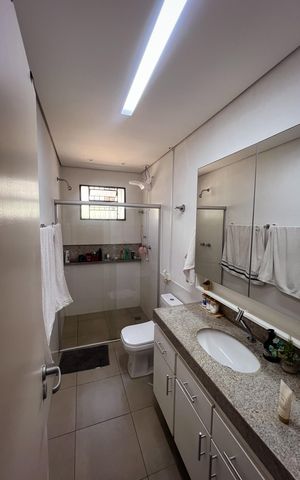 Casa à venda com 450m², 3 quartos e 5 vagas Casa à venda com 450m², 3 quartos e 5 vagasBanheiro 2