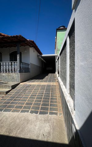 Casa à venda com 450m², 3 quartos e 5 vagas Casa à venda com 450m², 3 quartos e 5 vagasÁrea Externa