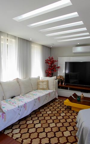 Casa de condomínio à venda com 176m², 5 quartos e 4 vagas Casa de condomínio à venda com 176m², 5 quartos e 4 vagasSala de TV