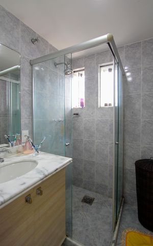 Casa de condomínio à venda com 176m², 5 quartos e 4 vagas Casa de condomínio à venda com 176m², 5 quartos e 4 vagasBanheiro da Suíte 1