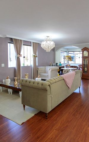 Casa de condomínio à venda com 176m², 5 quartos e 4 vagas Casa de condomínio à venda com 176m², 5 quartos e 4 vagasSala