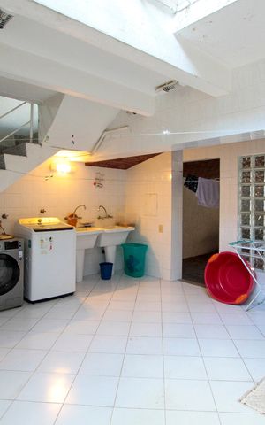 Casa de condomínio à venda com 176m², 5 quartos e 4 vagas Casa de condomínio à venda com 176m², 5 quartos e 4 vagasÁrea de Serviço