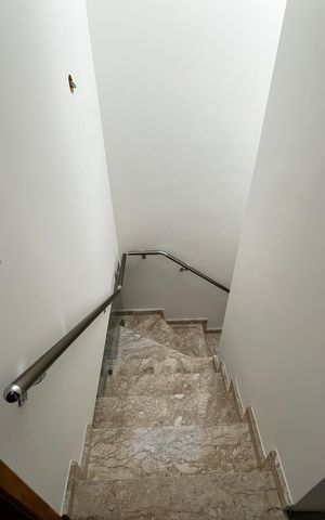 Casa à venda com 130m², 3 quartos e 3 vagasEscada