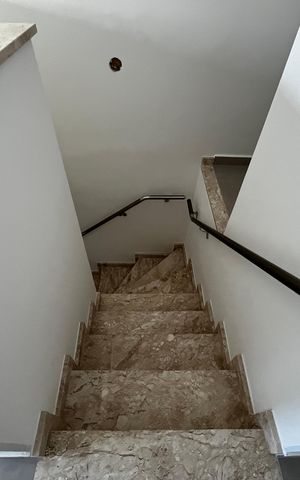 Casa à venda com 130m², 3 quartos e 3 vagasEscada