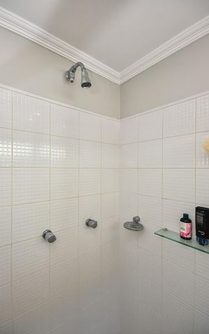 Casa à venda com 620m², 3 quartos e 4 vagasBanheiro da Suíte 1