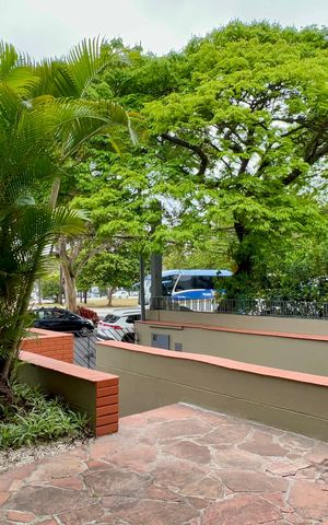Casa para alugar com 306m², 4 quartos e 4 vagas Casa para alugar com 306m², 4 quartos e 4 vagasQuintal