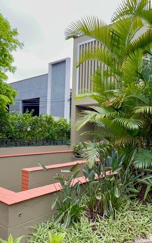 Casa para alugar com 306m², 4 quartos e 4 vagas Casa para alugar com 306m², 4 quartos e 4 vagasQuintal