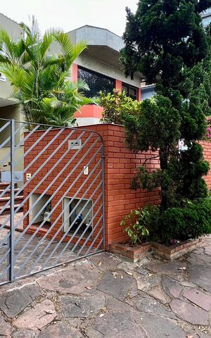 Casa para alugar com 306m², 4 quartos e 4 vagas Casa para alugar com 306m², 4 quartos e 4 vagasFachada