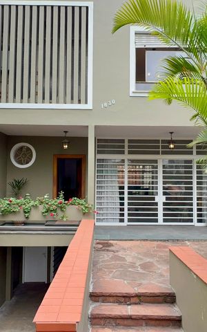 Casa para alugar com 306m², 4 quartos e 4 vagas Casa para alugar com 306m², 4 quartos e 4 vagasFachada