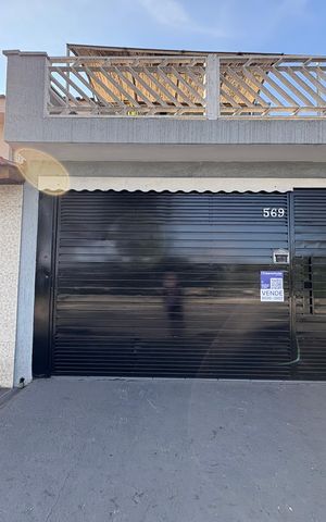 Casa à venda com 185m², 3 quartos e 2 vagas Casa à venda com 185m², 3 quartos e 2 vagasFachada