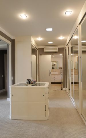 Apartamento à venda com 425m², 5 quartos e 6 vagasCloset da suíte 4