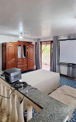 Casa à venda com 375m², 5 quartos e 3 vagas Casa à venda com 375m², 5 quartos e 3 vagasQuarto 2