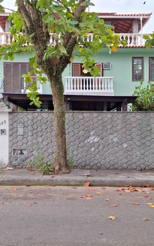 Casa à venda com 375m², 5 quartos e 3 vagas Casa à venda com 375m², 5 quartos e 3 vagasFachada