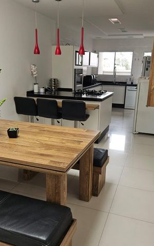 Casa à venda com 170m², 3 quartos e 2 vagas Casa à venda com 170m², 3 quartos e 2 vagasCozinha