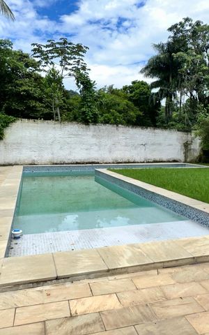 Casa à venda com 900m², 7 quartos e 4 vagas Casa à venda com 900m², 7 quartos e 4 vagasPiscina