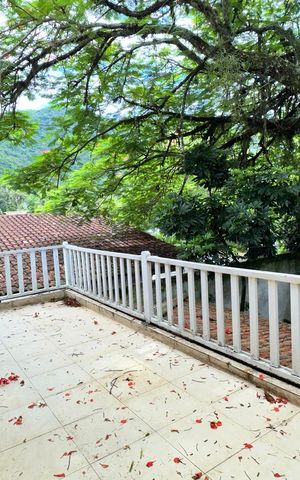 Casa à venda com 900m², 7 quartos e 4 vagas Casa à venda com 900m², 7 quartos e 4 vagasVaranda da Suíte 3