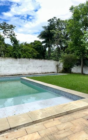 Casa à venda com 900m², 7 quartos e 4 vagas Casa à venda com 900m², 7 quartos e 4 vagasPiscina