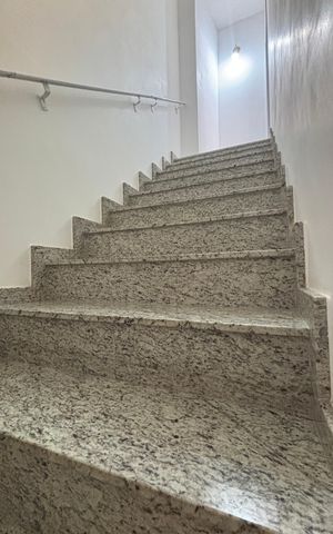 Apartamento à venda com 95m², 2 quartos e 1 vaga Apartamento à venda com 95m², 2 quartos e 1 vagaEscada
