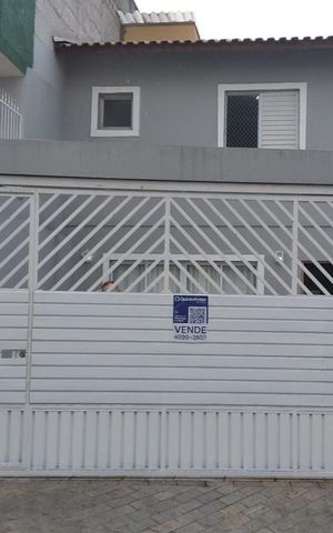 Casa à venda com 100m², 3 quartos e 2 vagas Casa à venda com 100m², 3 quartos e 2 vagasFachada